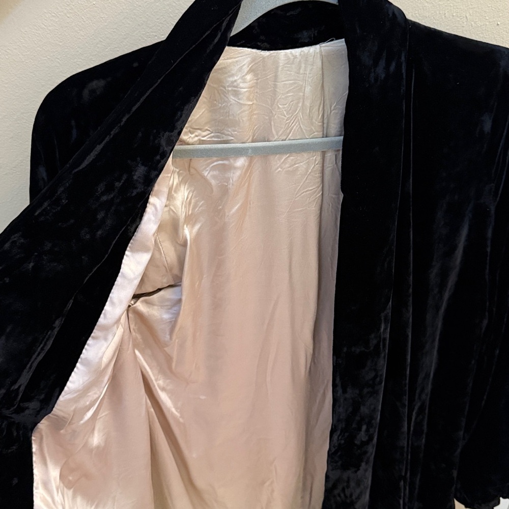 Vintage Black Velvet Coat Satin Lining Opera Theatre Garb Sz S/M - Picture 3 of 4